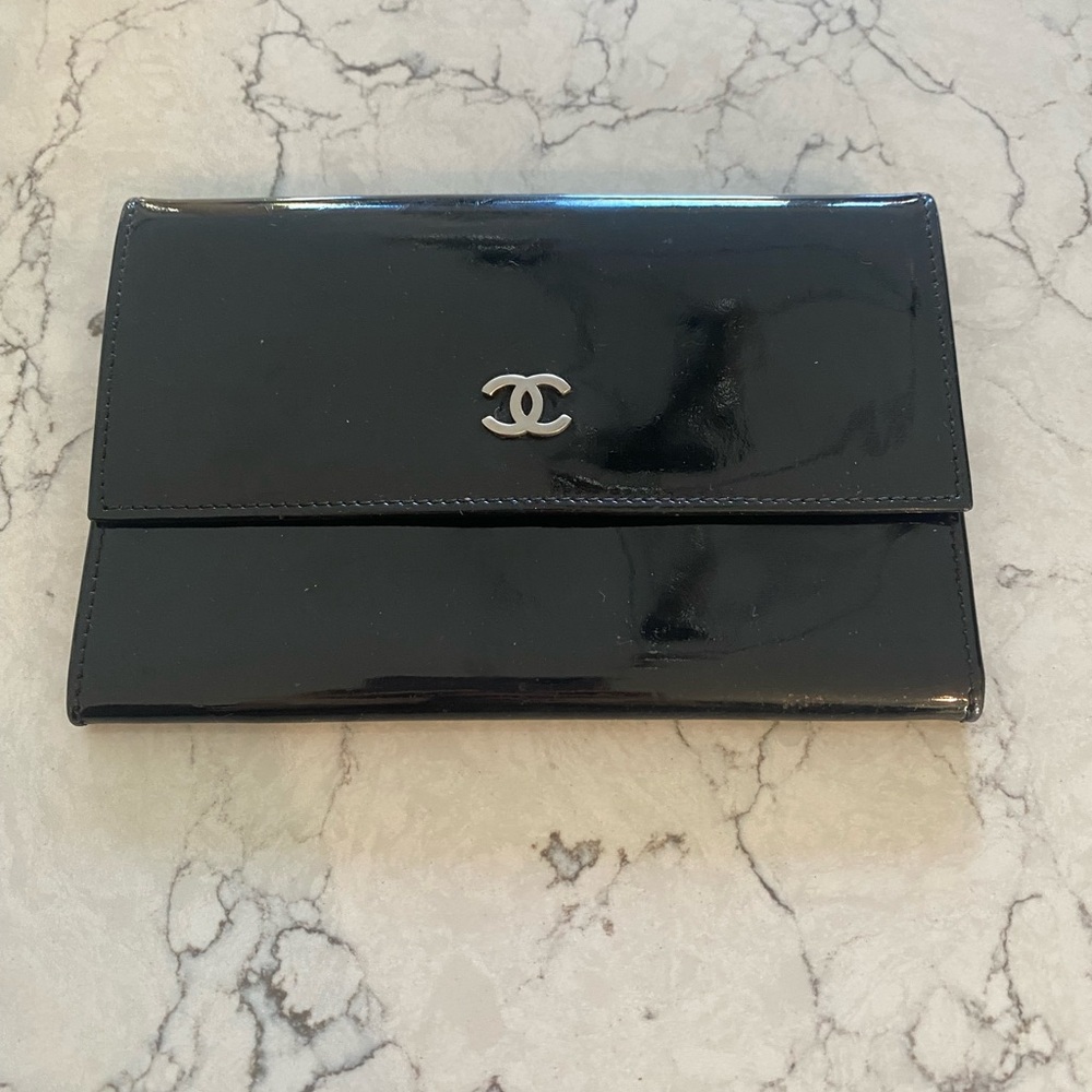 Chanel Black Patent Leather CC Logo Wallet Clutch - Picture 1 of 11